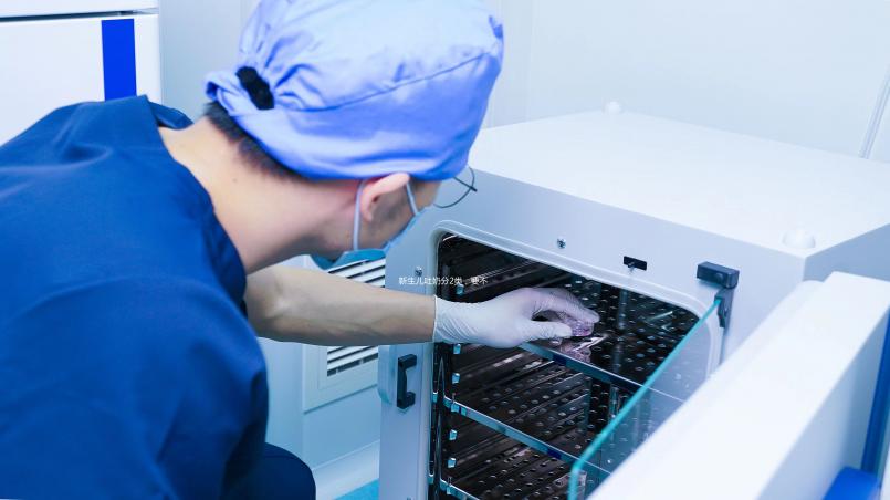 新生兒吐奶分2類,要不要看醫(yī)生得看你是哪種!